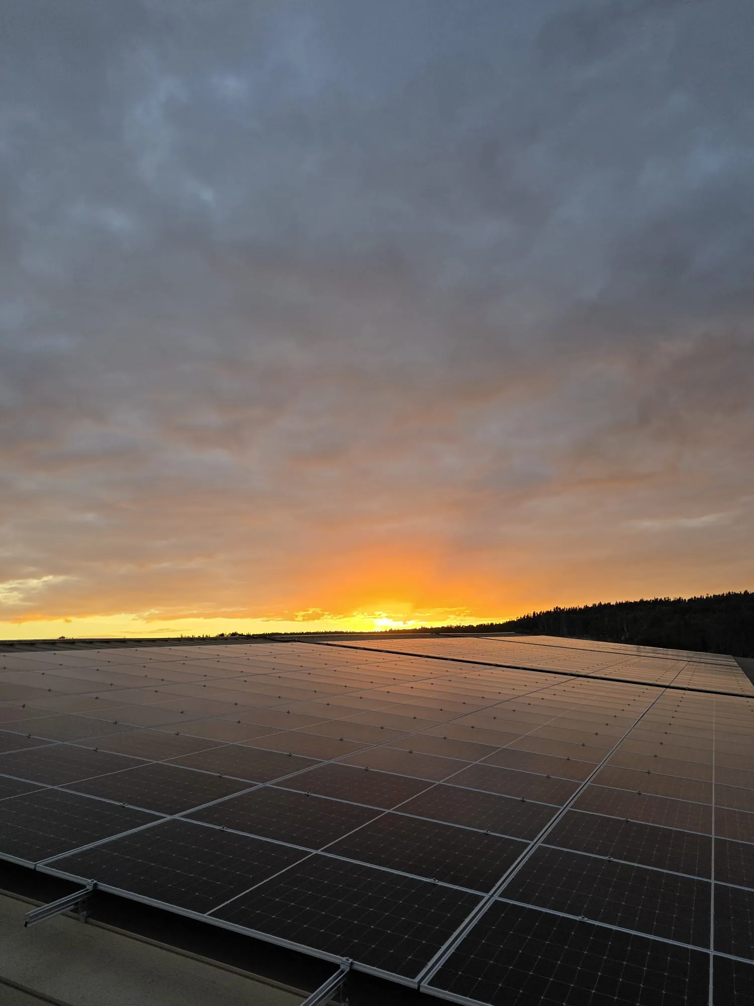Sunset over the rooftop solar array at the Lac Seul First Nation Arena, Phase 3